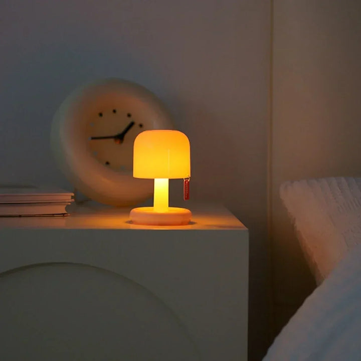 Sypialniana lampka stołowa LED grzybek. Delikatne światło do wieczornego relaksu.