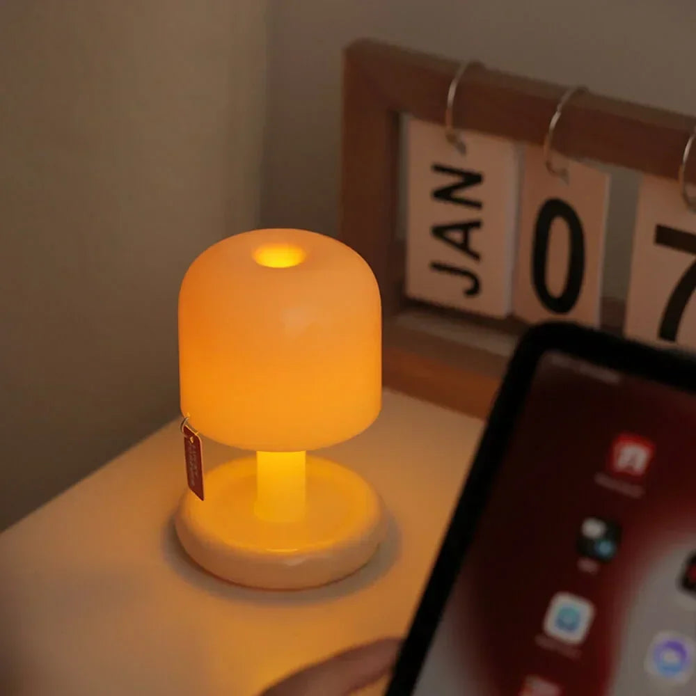 Designerska lampka stołowa grzybek do salonu. Minimalistyczne oświetlenie LED, tworzy styl.