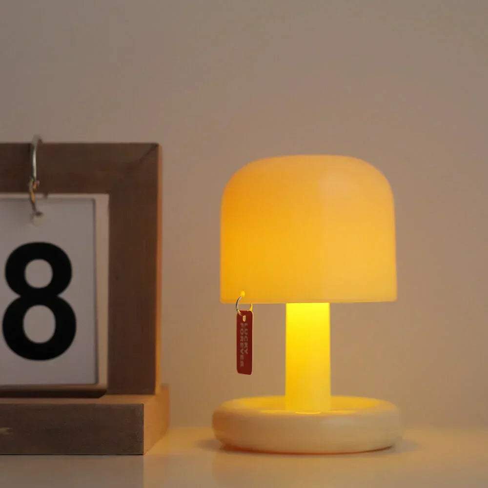 Nowoczesna lampka grzybek LED zasilana USB. Przenośna, idealna do stworzenia nastroju.