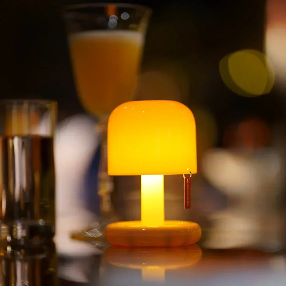 Grzybek lampka LED, stołowa, z ciepłym światłem. Minimalistyczna, do przytulnego wnętrza.