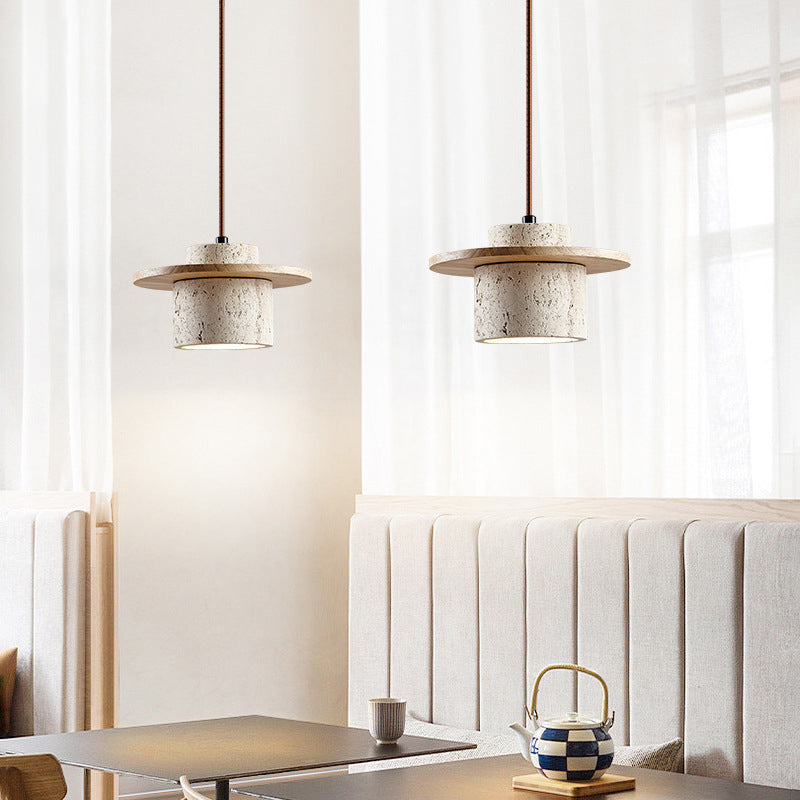 Lampa wisząca LED z drewna i trawertynu. Minimalistyczne oświetlenie sufitowe w nowoczesnym stylu do jadalni.