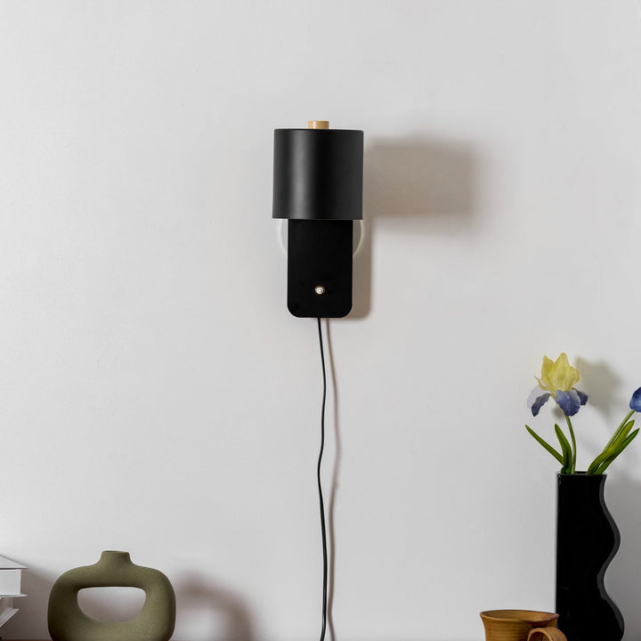 Czarna lampa ścienna obrotowa, do nowoczesnego biura lub sypialni.