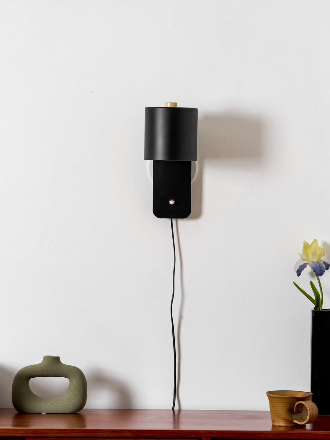 Cylindryczna lampa ścienna, obrotowa, do sypialni, z akcentem dekoracyjnym.