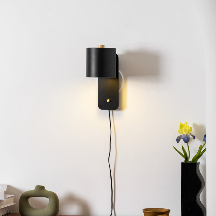 Designerska lampa obrotowa, ścienna, idealna do korytarza lub sypialni.