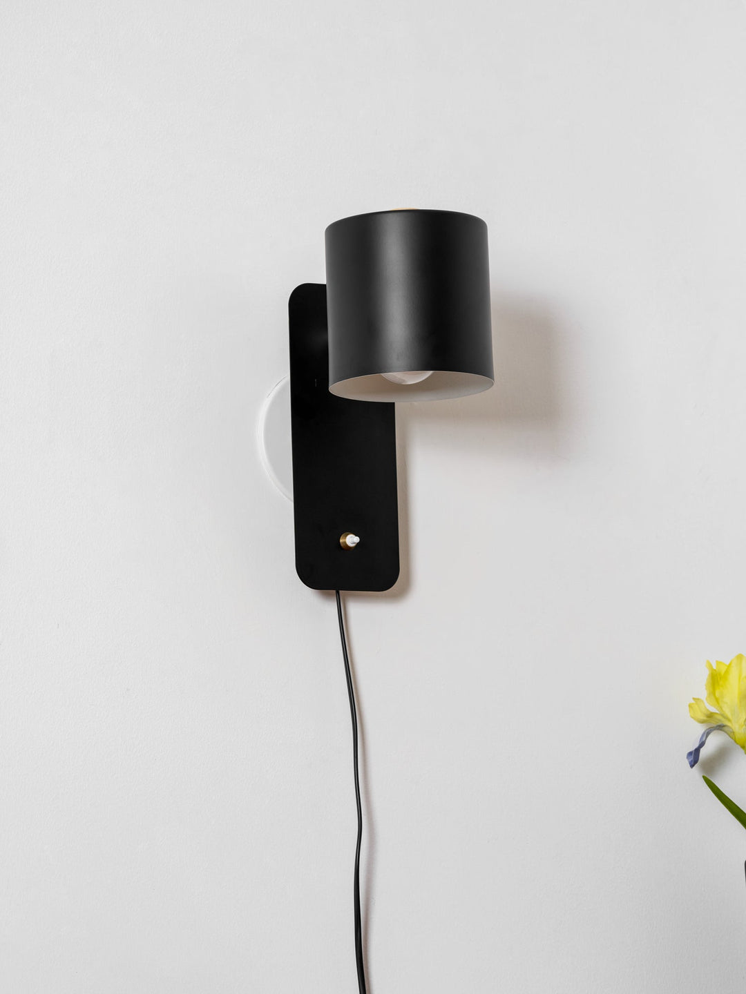 Lampa do sypialni obrotowa, ścienna, z włącznikiem na kablu.