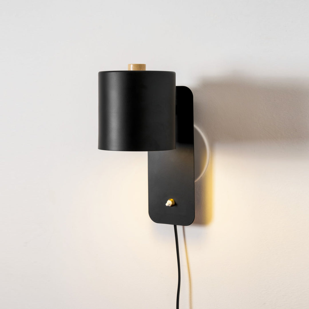 Elegancka obrotowa lampa ścienna, do czytania w salonie, z wtyczką.