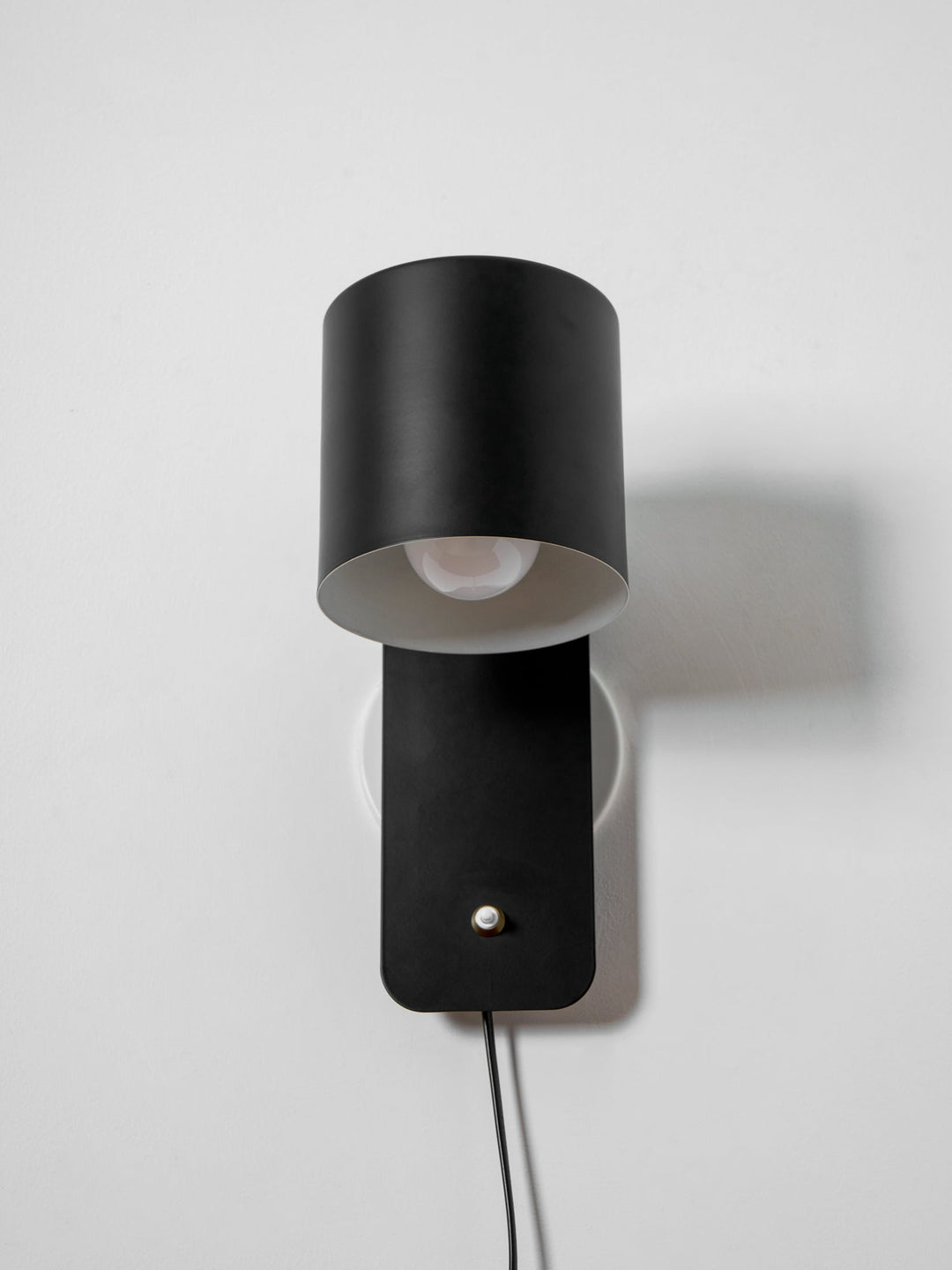 Lampa obrotowa ścienna, idealna do stworzenia nastroju w salonie.