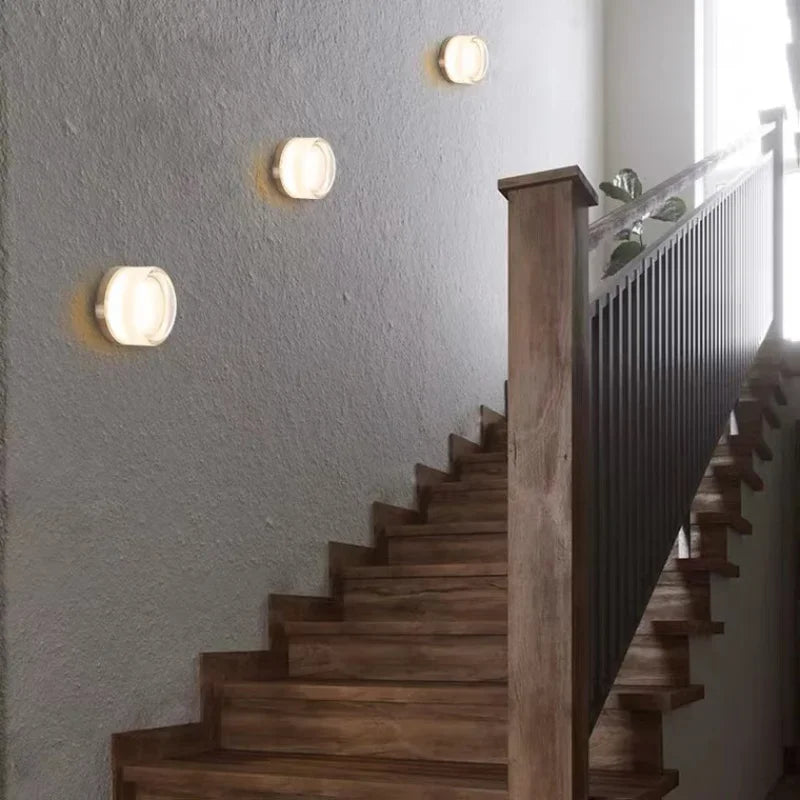Okrągła lampa ścienna LED do salonu i sypialni, tworzy przytulną atmosferę.