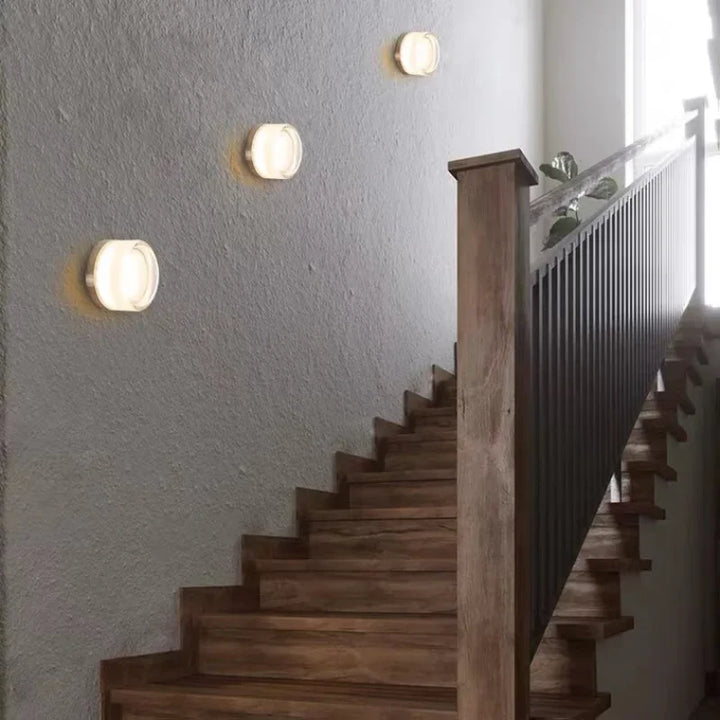 Okrągła lampa ścienna LED do salonu i sypialni, tworzy przytulną atmosferę.