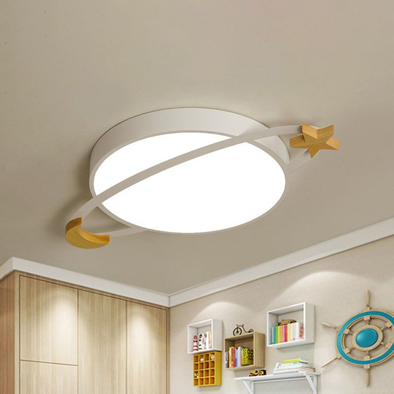 Biała okrągła lampa LED sufitowa. Nowoczesny plafon do sypialni, tworzący przytulną atmosferę.