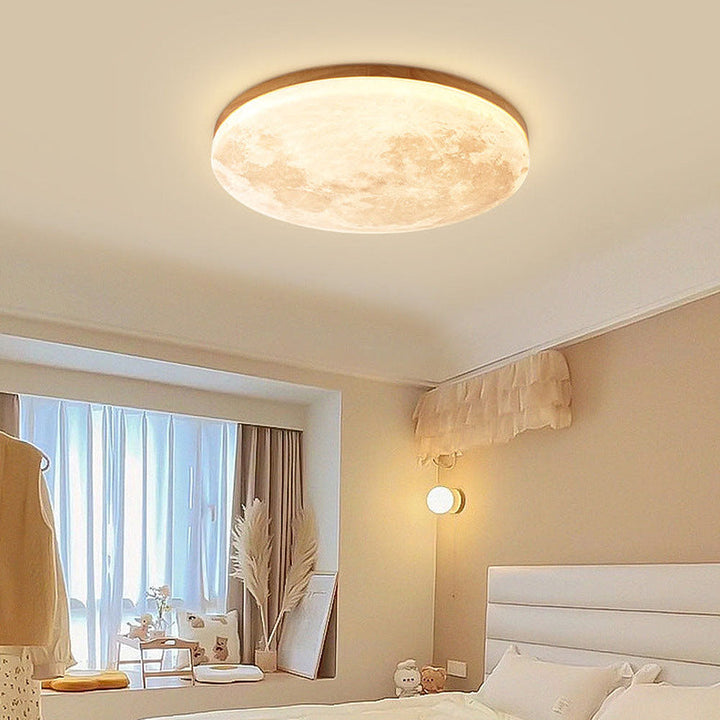 Nowoczesna okrągła lampa sufitowa LED z drewna, idealna do salonu i sypialni. Minimalistyczny design.
