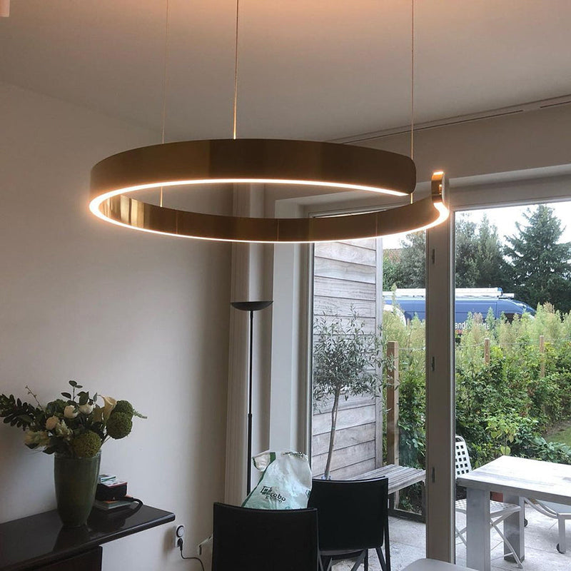 Nowoczesna okrągła lampa wisząca LED, idealna do salonu i jadalni. Energooszczędne oświetlenie.