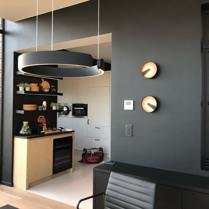 Elegancka lampa wisząca LED w minimalistycznym designie, okrągła, do nowoczesnych wnętrz.