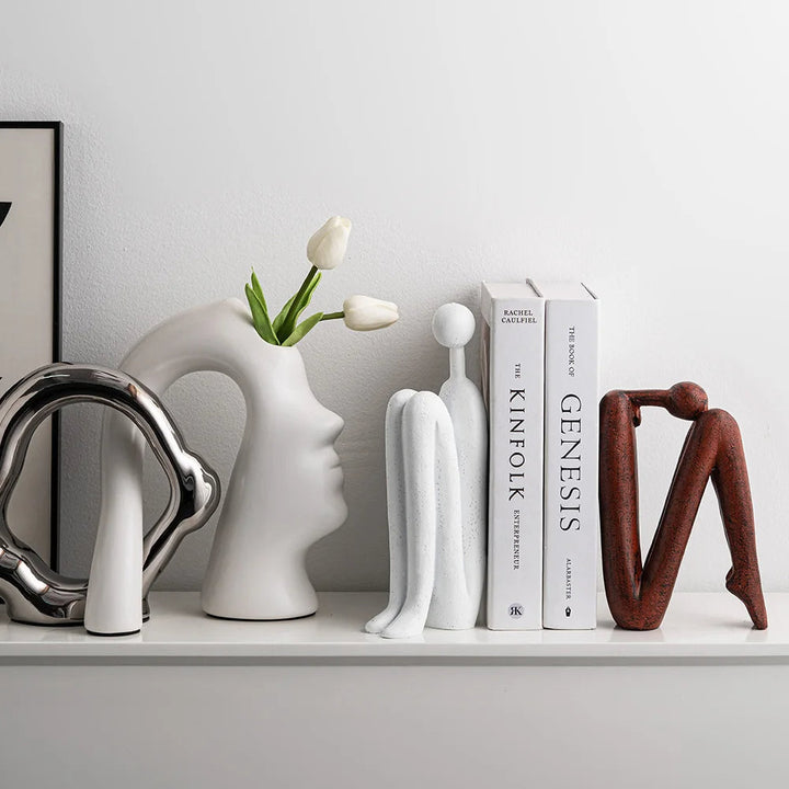 Stylowa brązowa półka na książki, pionowy organizer. Akcesorium do biblioteczki, funkcjonalny design.