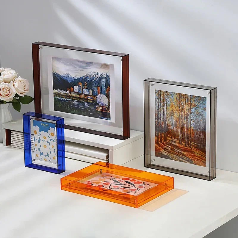 Akrylowa ramka na zdjęcia z efektem lewitacji, doskonała do eksponowania pamiątek. Nowoczesny home decor.