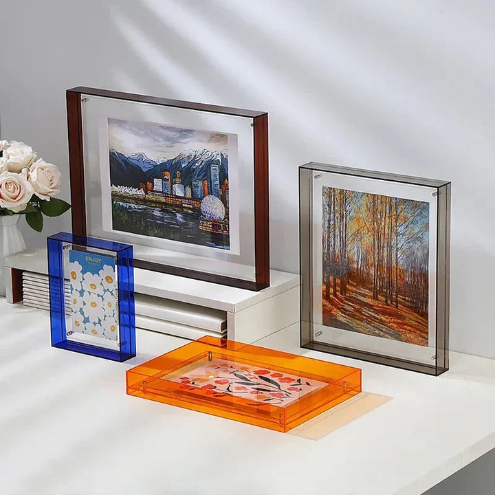 Akrylowa ramka na zdjęcia z efektem lewitacji, doskonała do eksponowania pamiątek. Nowoczesny home decor.