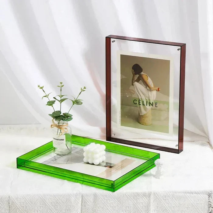 Ramka na plakat A4, nowoczesna, akrylowa, do stylowej oprawy grafiki, minimalistyczny wystrój.