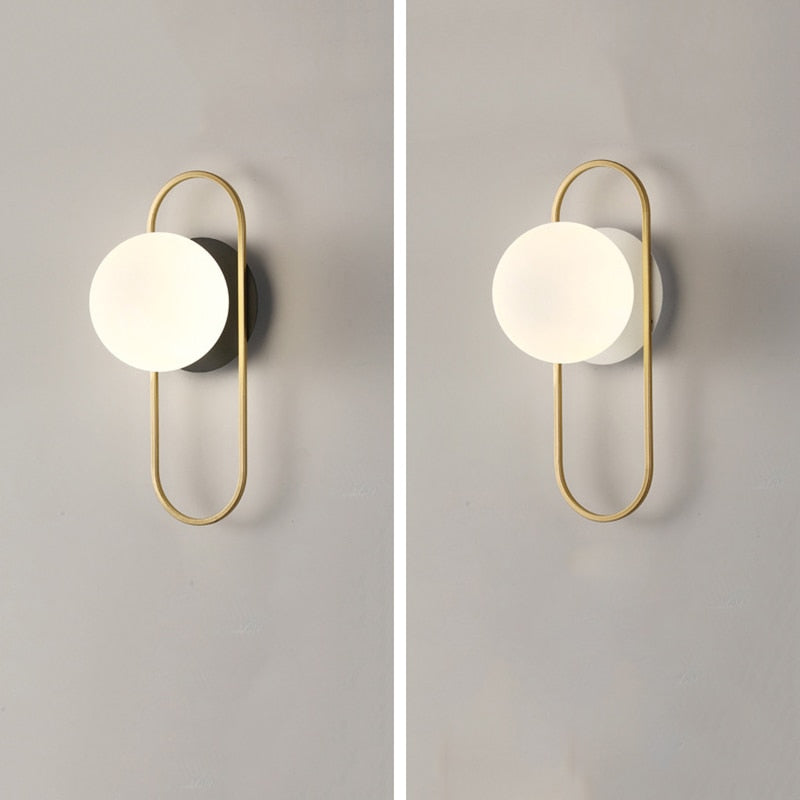Minimalistyczna lampa ścienna LED do sypialni. Skandynawski kinkiet w kolorze czarnym lub złotym.