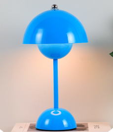 Nowoczesne oświetlenie LED na stół, skandynawski design, akumulatorowe, do stylowego wystroju wnętrz.