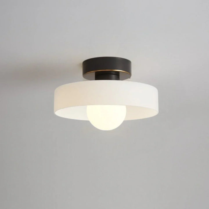Nowoczesna skandynawska lampa sufitowa. Designerskie oświetlenie z kolorowym akcentem do wnętrz.
