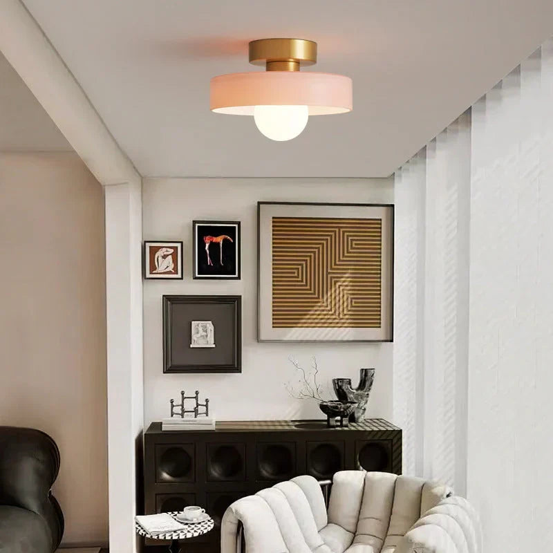Minimalistyczna, kolorowa lampa sufitowa. Nowoczesne skandynawskie oświetlenie do każdego wnętrza domu.