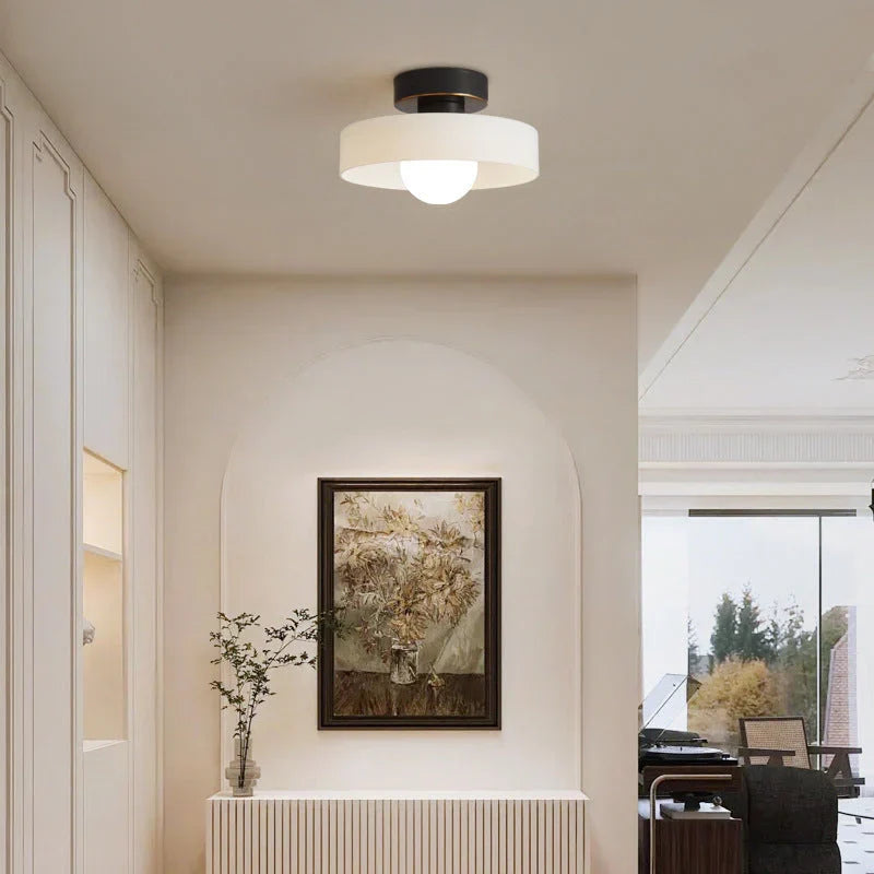 Nowoczesna lampa sufitowa z kolorowym akcentem. Skandynawskie oświetlenie do salonu, sypialni.