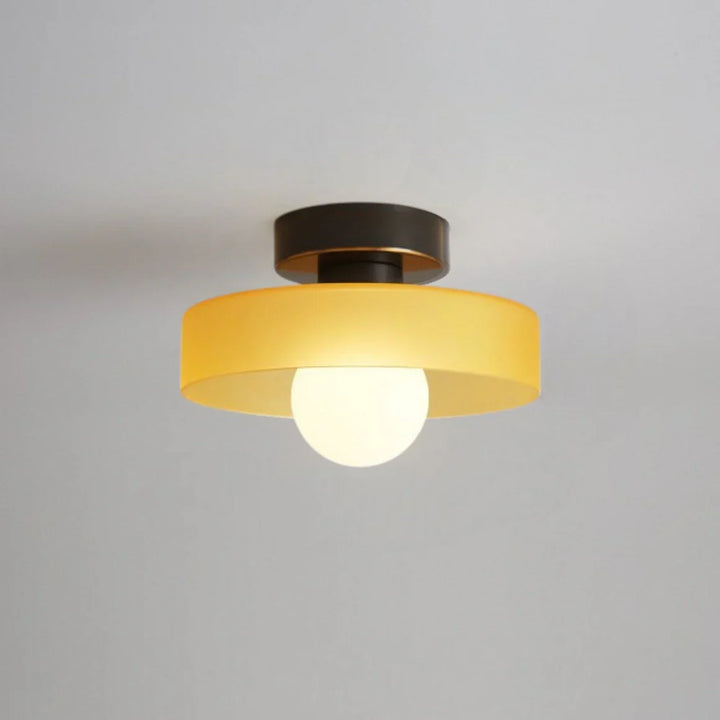 Designerska lampa sufitowa do salonu. Nowoczesne, skandynawskie oświetlenie z kolorowym akcentem.