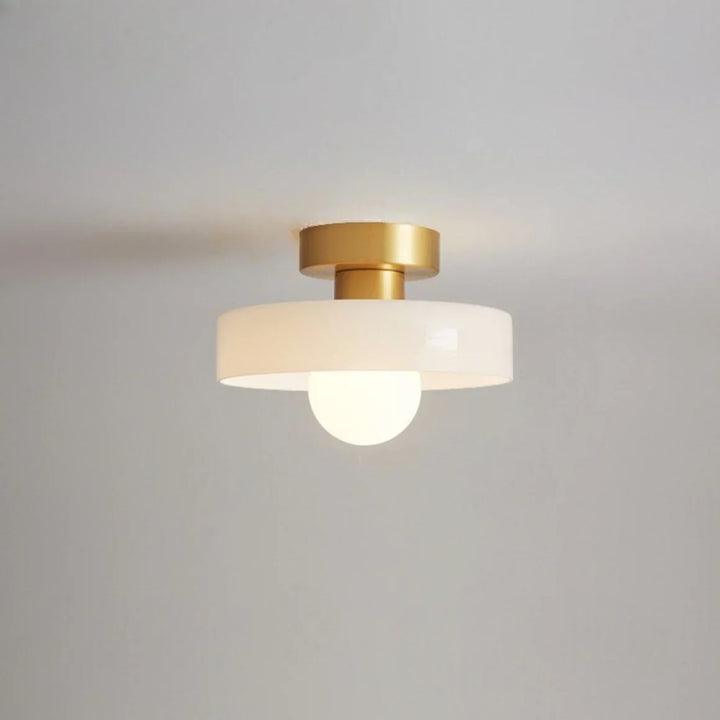 Skandynawska lampa sufitowa, kolorowy akcent. Nowoczesne oświetlenie wnętrz do sypialni i salonu.