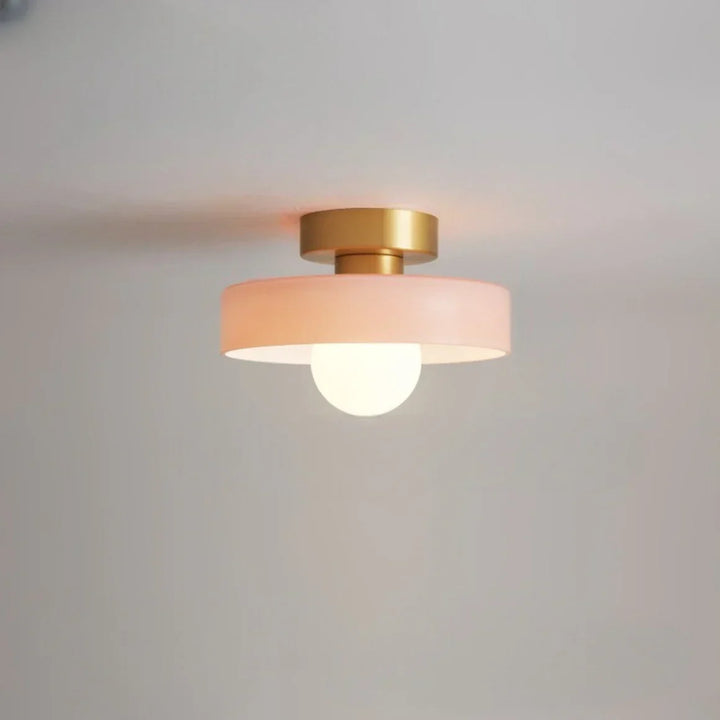 Lampa sufitowa nowoczesna skandynawska. Designerskie, minimalistyczne oświetlenie z kolorowym akcentem.