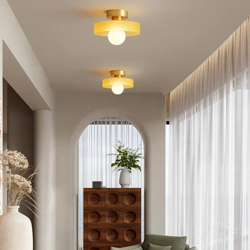 Designerska lampa sufitowa, skandynawski styl. Nowoczesne oświetlenie wnętrz z kolorowym akcentem.