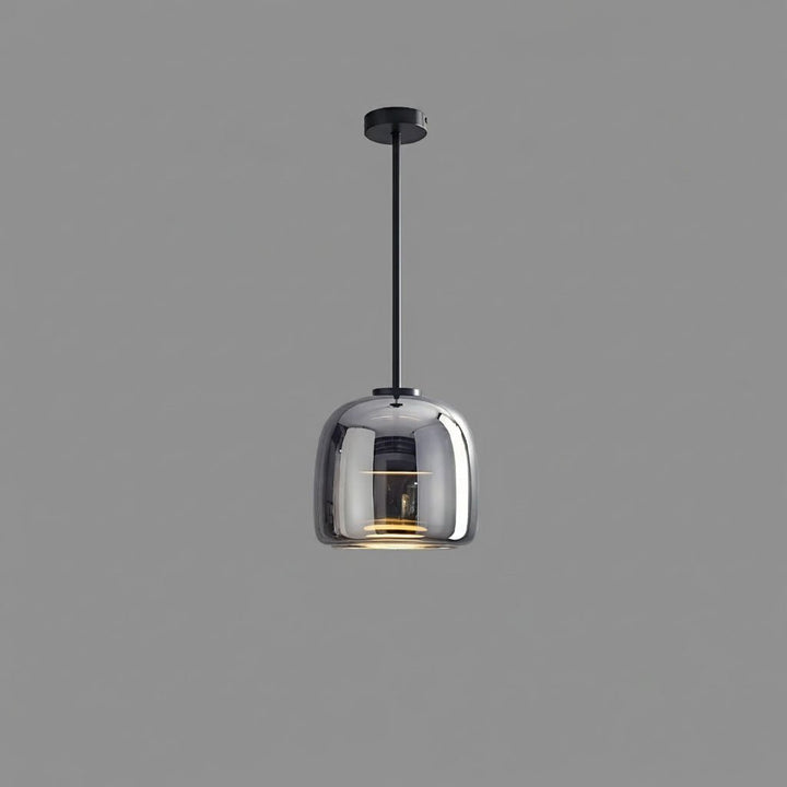 Elegancka lampa wisząca LED, szklany klosz, złota, styl skandynawski, salon.