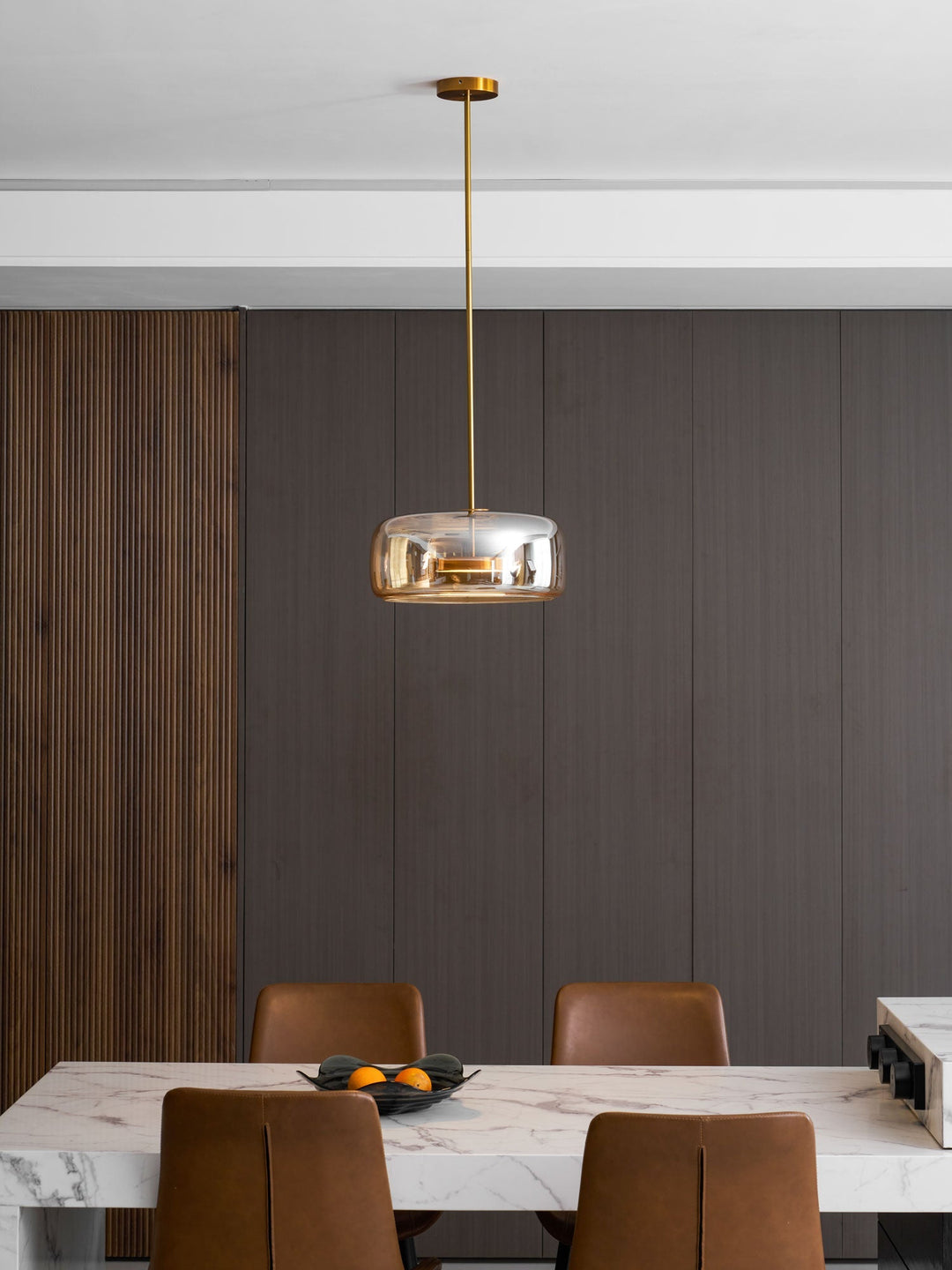 Przytulna lampa wisząca LED, szklana, złota, do sypialni, skandynawski design.