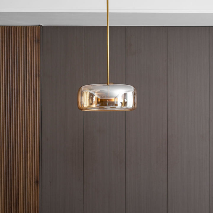 Czarna lampa wisząca, szklana, skandynawski design, LED, eleganckie oświetlenie.