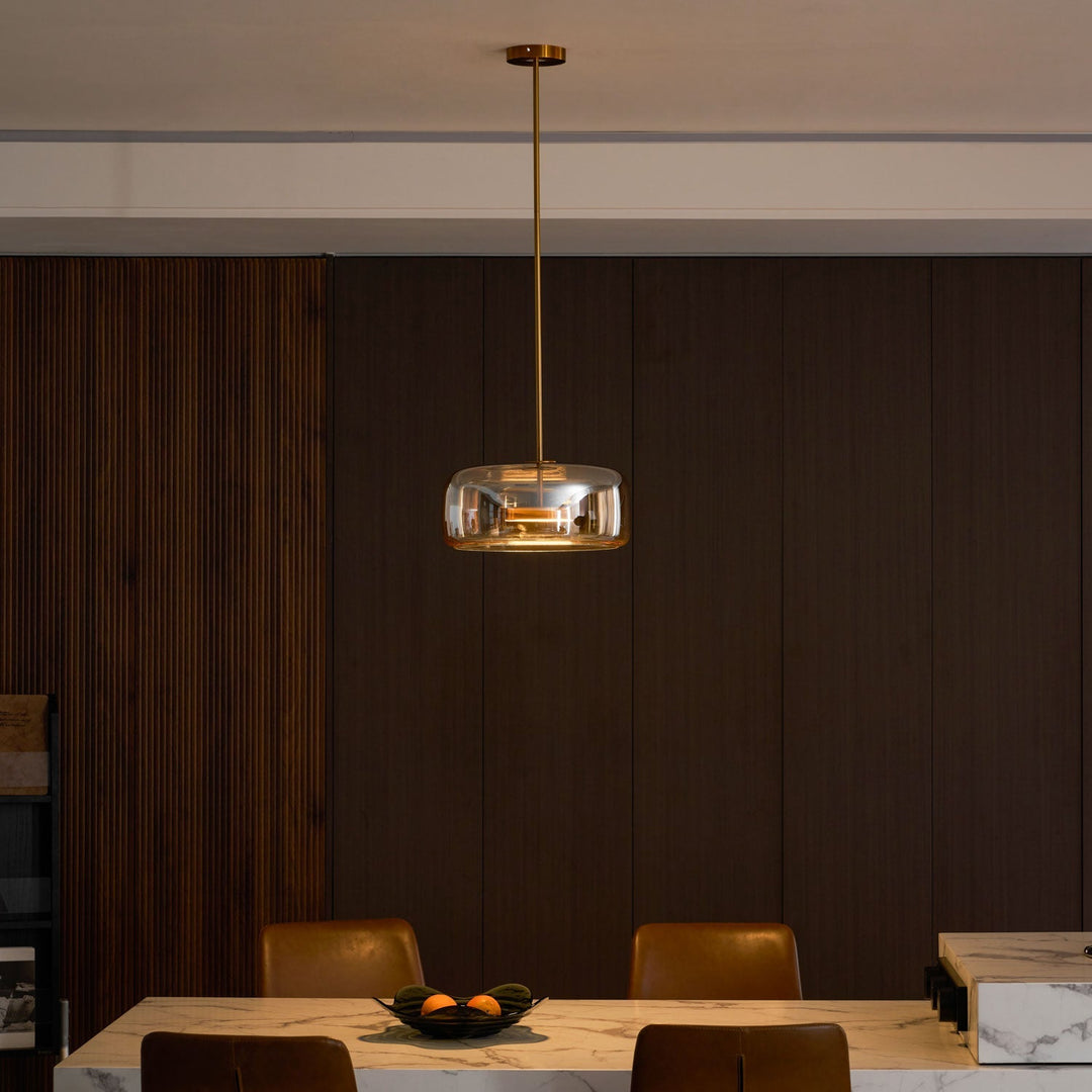 Skandynawska lampa wisząca LED, szklana, złota, do jadalni, tworzy przytulność.