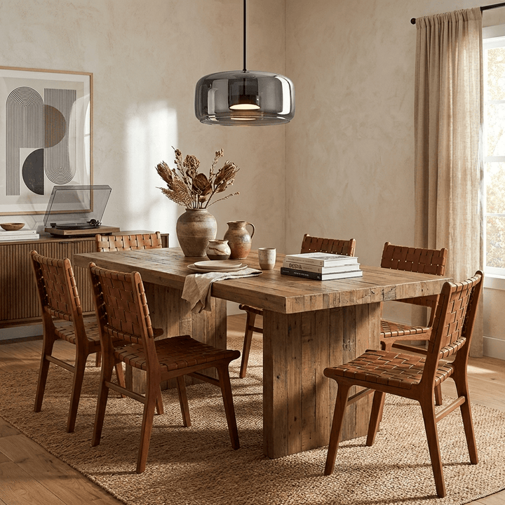 Designerska lampa wisząca, szklana, czarna, LED, industrialny akcent, salon.
