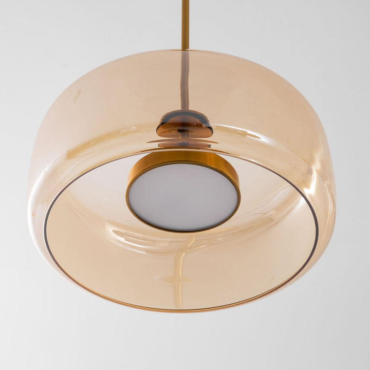 Elegancka lampa wisząca LED, szklany klosz, złota, skandynawski styl, do salonu.