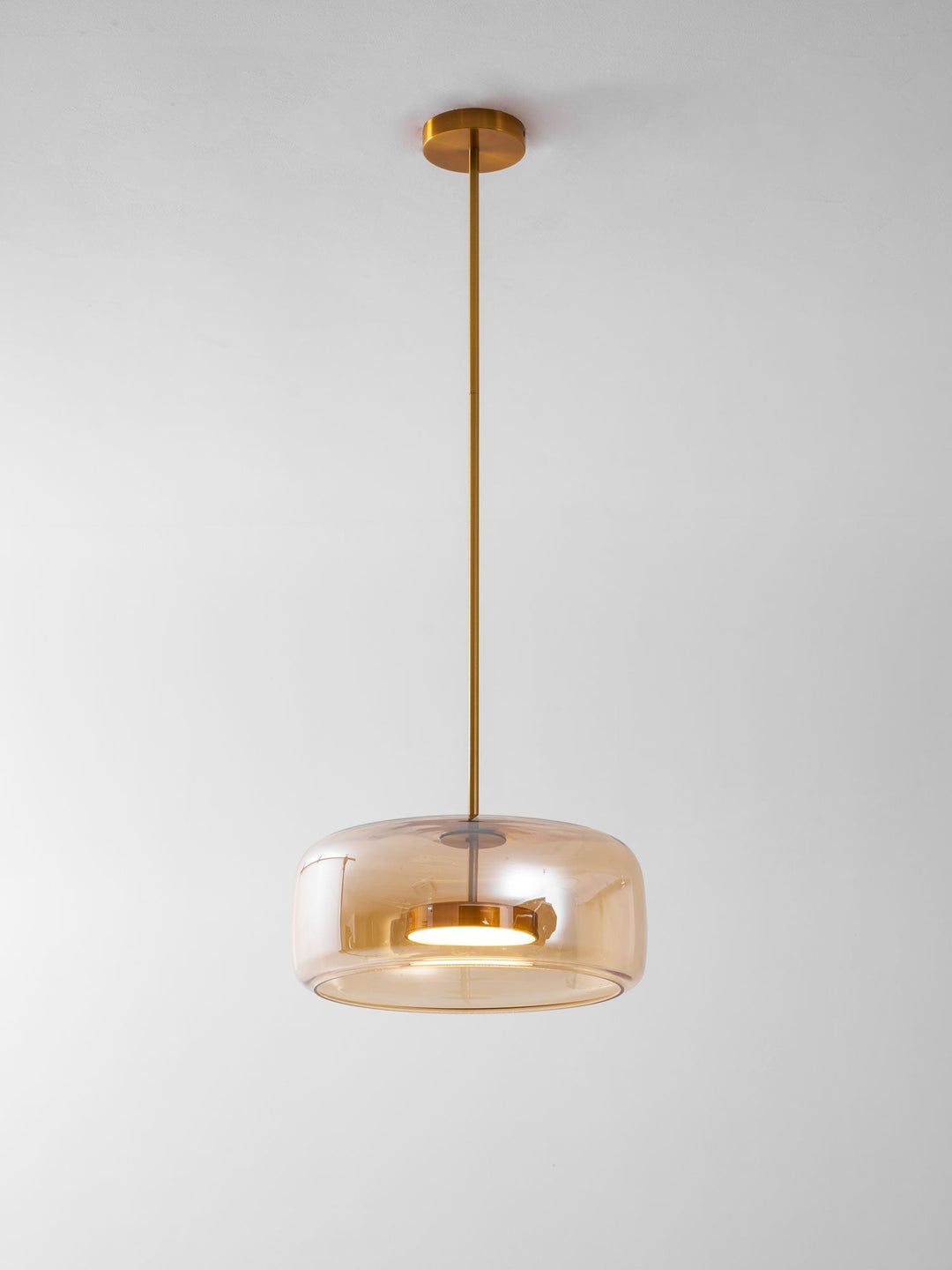 Złota lampa wisząca LED, szklana, nowoczesna, designerska, do jadalni.