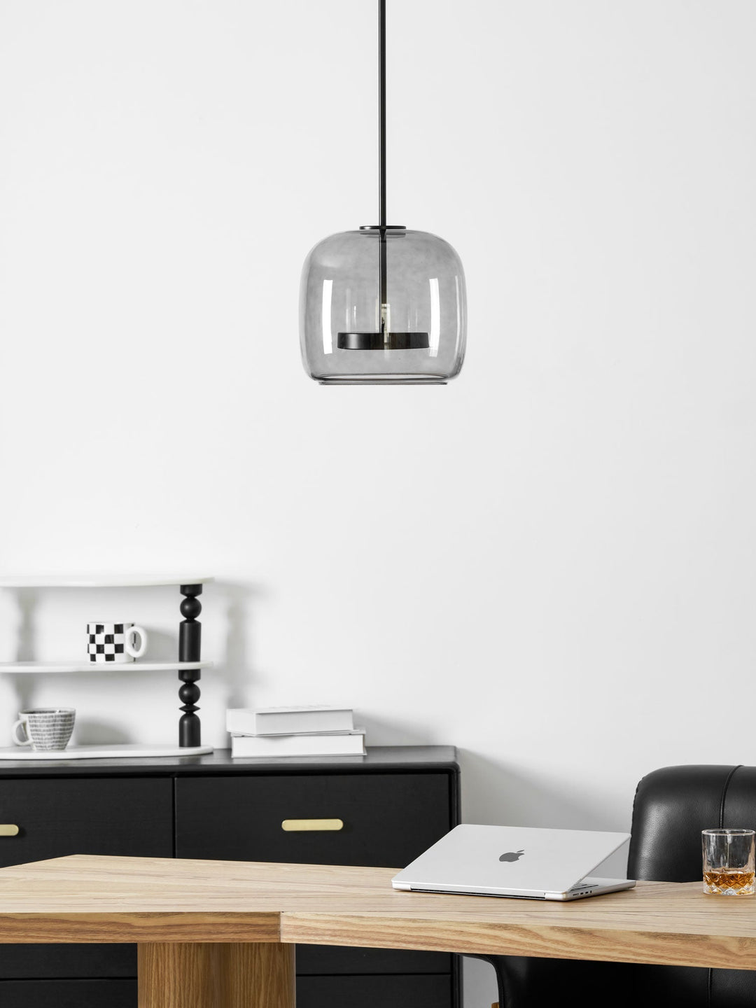 Przytulna lampa wisząca, szklana, czarna, LED, skandynawska, do sypialni.