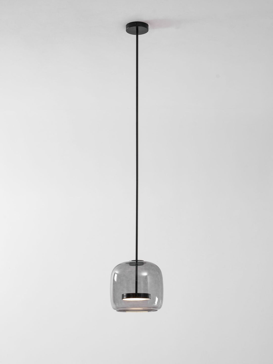Lampa wisząca LED, szklany klosz, czarna, nowoczesny design, do jadalni.