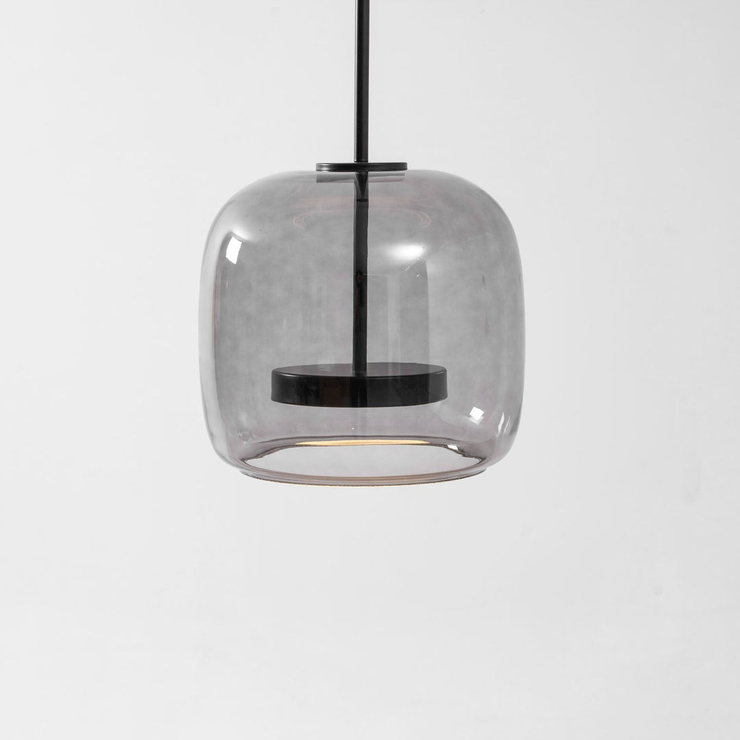Skandynawska lampa wisząca szklana, złota, LED, eleganckie oświetlenie.