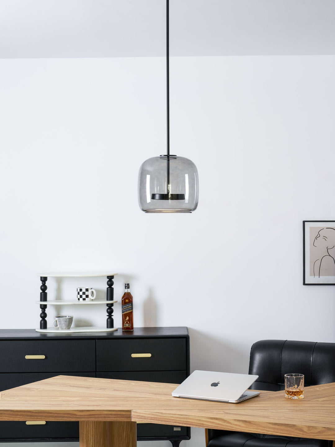 Elegancka lampa wisząca LED, szklana, czarna, skandynawski styl, do salonu.