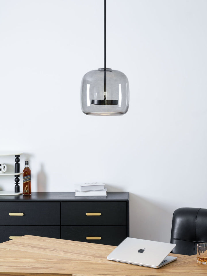 Nowoczesna lampa wisząca szklana, złota, LED, dekoracyjne oświetlenie.