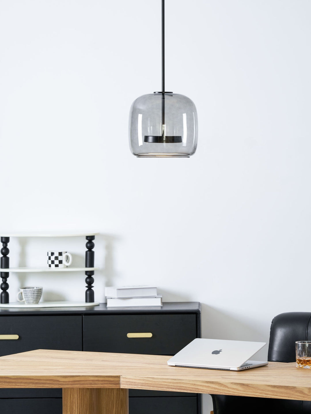 Lampa wisząca szklana, czarna, LED, industrialna, do minimalistycznych aranżacji.