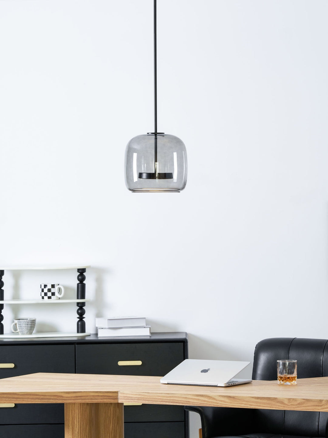 Przytulne oświetlenie, lampa wisząca szklana, czarna, LED, do sypialni.