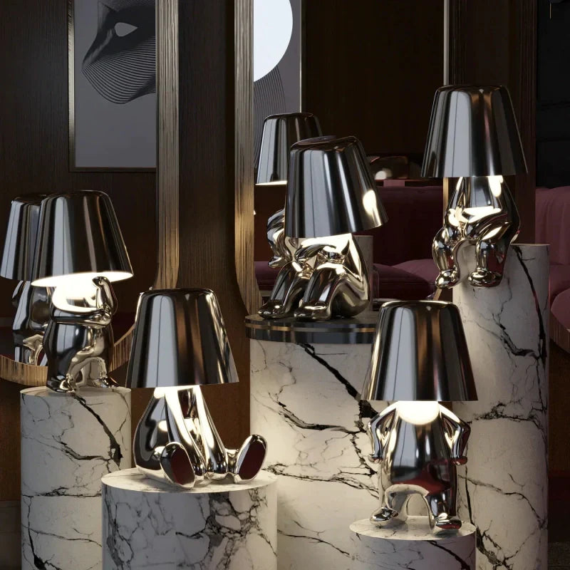 Elegancka lampa stołowa akumulatorowa, nowoczesny design, oświetlenie wnętrz.