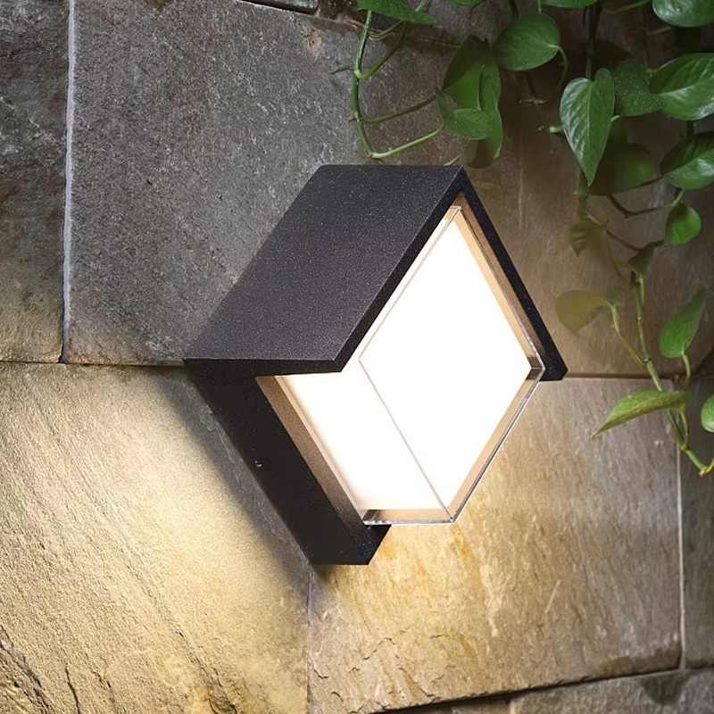 Nowoczesna zewnętrzna lampa ścienna LED z czujnikiem ruchu, idealna do ogrodu i na taras.