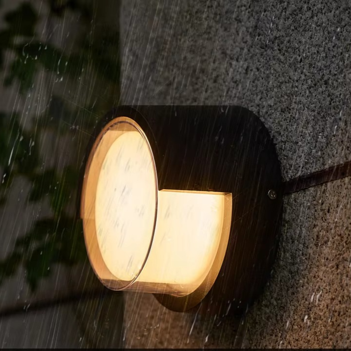 Elegancka lampa ścienna LED z sensorem ruchu, zapewniająca bezpieczeństwo przy wejściu do domu.