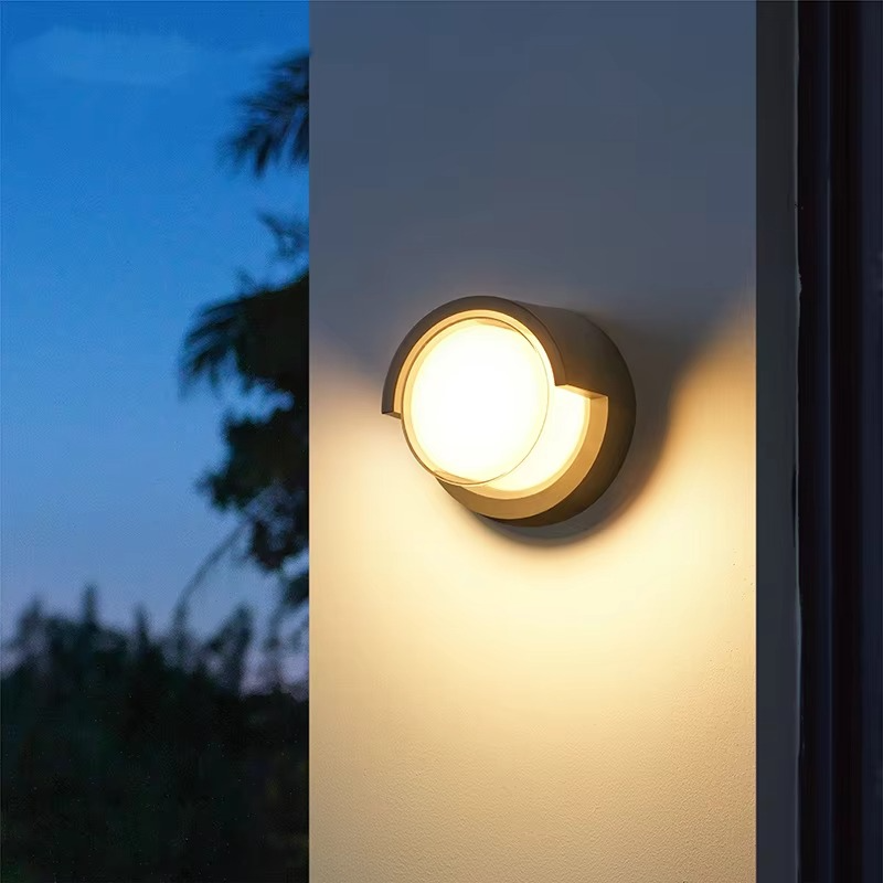 Minimalistyczna lampa ścienna LED z czujnikiem ruchu, idealna do nowoczesnej fasady i tarasu.