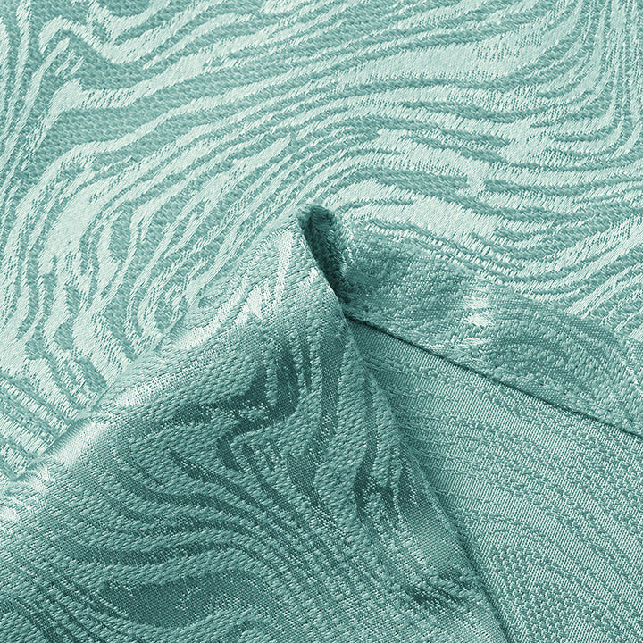 Dwie zasłony zaciemniające Modern Texture zdobiące okno. Nowoczesna dekoracja, dodaje prywatności i stylu.