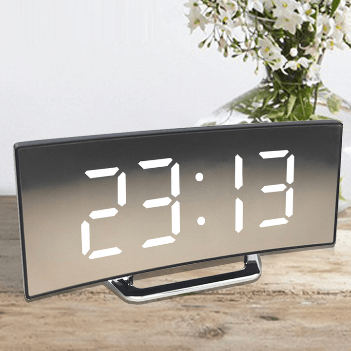 Nowoczesny budzik LED z dużym wyświetlaczem, idealny do sypialni i biura. Elegancki, minimalistyczny design.
